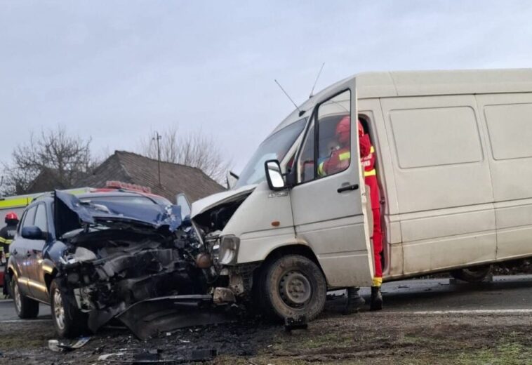 Impact frontal violent. Două persoane au rămas încarcerate după un accident la Săcălășeni
