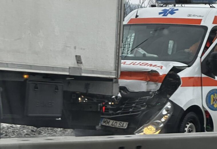Ambulanță cu numere de Maramureș, implicată într-un accident cu un TIR în județul Cluj