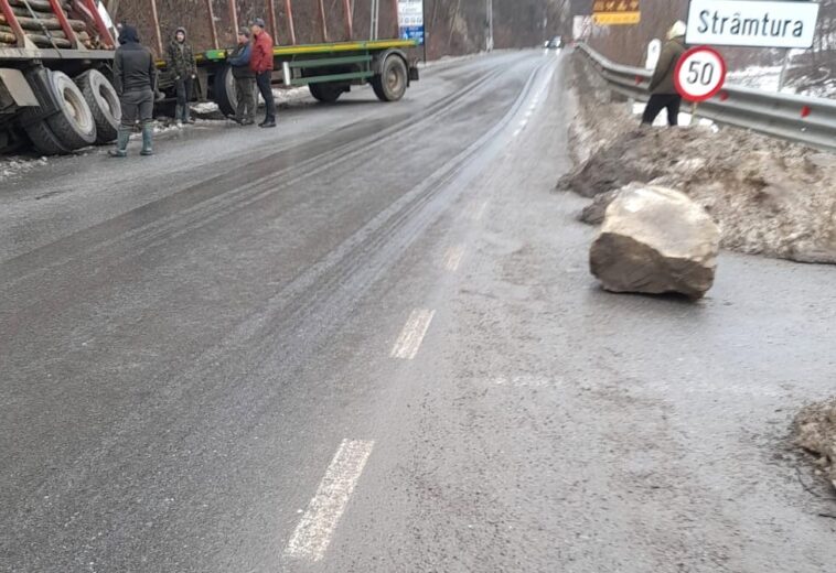 La un pas de o tragedie – Un bolovan căzut pe șosea de pe versant a scos în șanț un camion cu lemne în Strâmtura