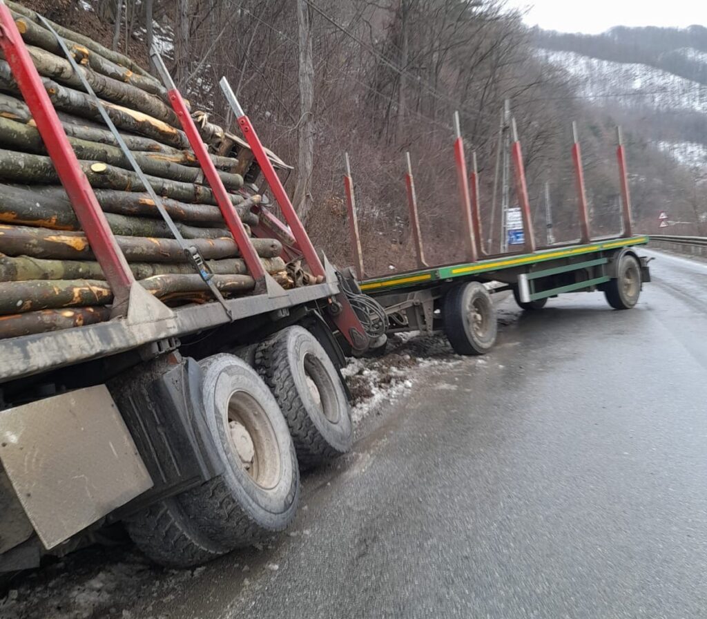 Camionul care a evitat impactul cu bolovanul