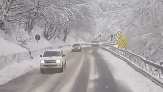 Nu sunt drumuri naționale blocate în Maramureș. Ninge în special la munte și în pasurile montane