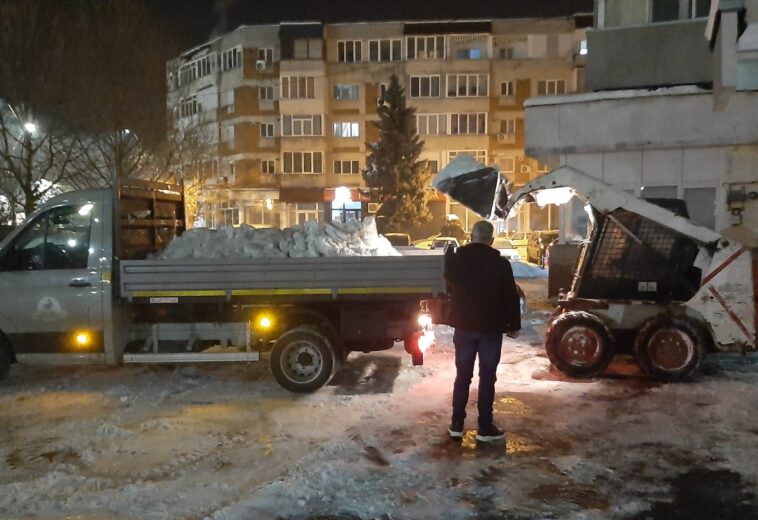 100 de angajați ai SPAU lucrează la dezghețarea și curățarea trotuarelor din Baia Mare