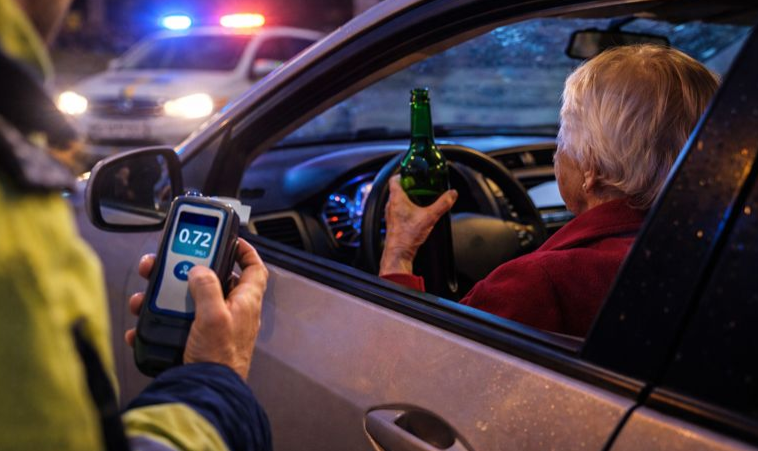Bunica cu sticla la volan – Femeie de 74 de ani, prinsă băută în trafic