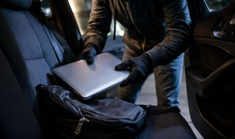 Laptop furat dintr-o mașină parcată. Tânăr din Baia Mare, reținut de polițiști