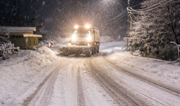Până la 3 cm zăpadă frământată pe drumurile din Maramureș. Ninge în tot județul, viscol la munte