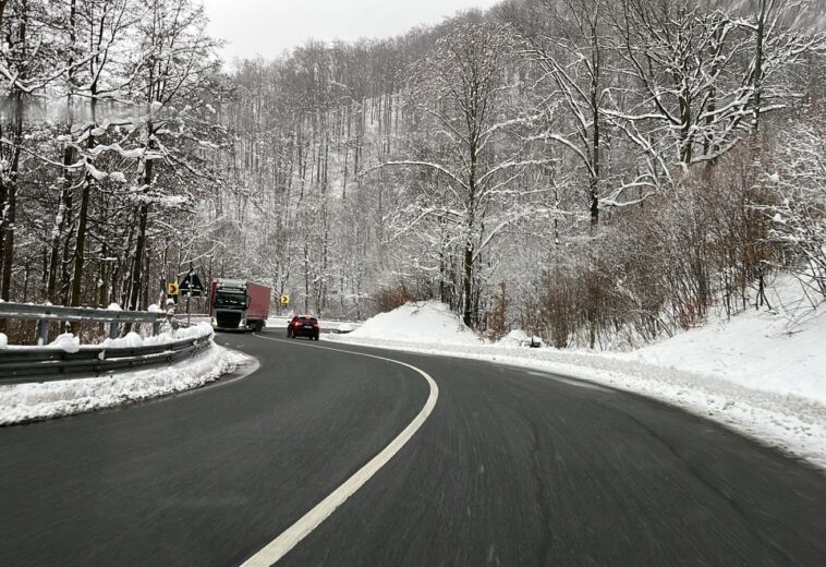 Trafic fără restricții în județ, dar cu ceață densă în Pasul Prislop și ninsori slabe