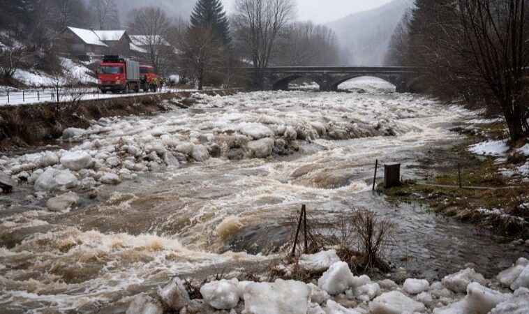 Gheața a blocat râurile din Maramureș. Poduri în pericol și inundații în mai multe localități