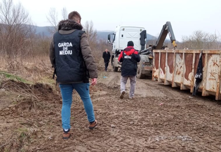 Tone de deșeuri pe malul Someșului, la Ulmeni. Garda de Mediu a descins după imaginile apărute online