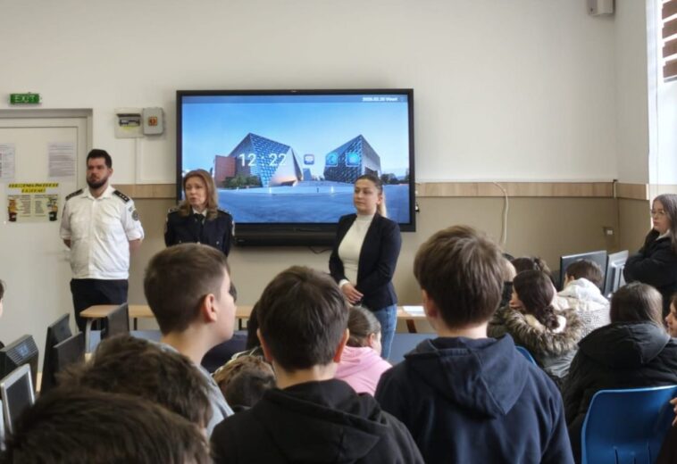 150 de elevi din Poienile de Sub Munte, față în față cu polițiștii. Discuții despre bullying, violență și lege