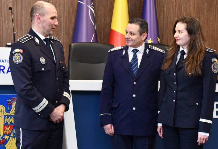 Pensionare la IPJ Maramureș. Un agent felicitat oficial chiar de propria fiică, colegă în instituție