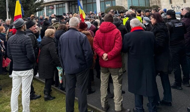 Protest AUR la Baia Mare. Aproximativ 200 de persoane au cerut demisia Guvernului Bolojan în fața Primăriei