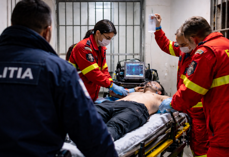 Tentativă de sinucidere în arestul IPJ Maramureș. Un bărbat de 40 de ani a ajuns la spital