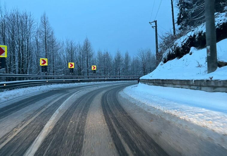 Unde s-a depus zăpadă și cum se circulă în Pasul Gutâi și Prislop. Vreme caldă, dar cu ploi și ninsoare la munte