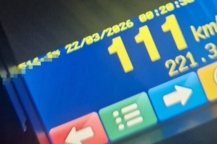 Opt vitezomani au rămas fără permis într-o singură noapte. Cu 111 km/h în localitate
