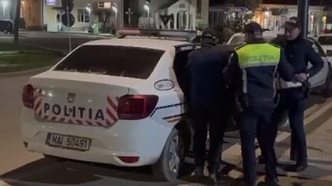 A bătut un bărbat într-un bar, apoi a urcat băut la volan. Și-a încheiat aventura în arest (VIDEO)