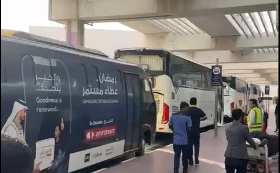 Autocarele din aeroport care au dus pasagerii la hotel