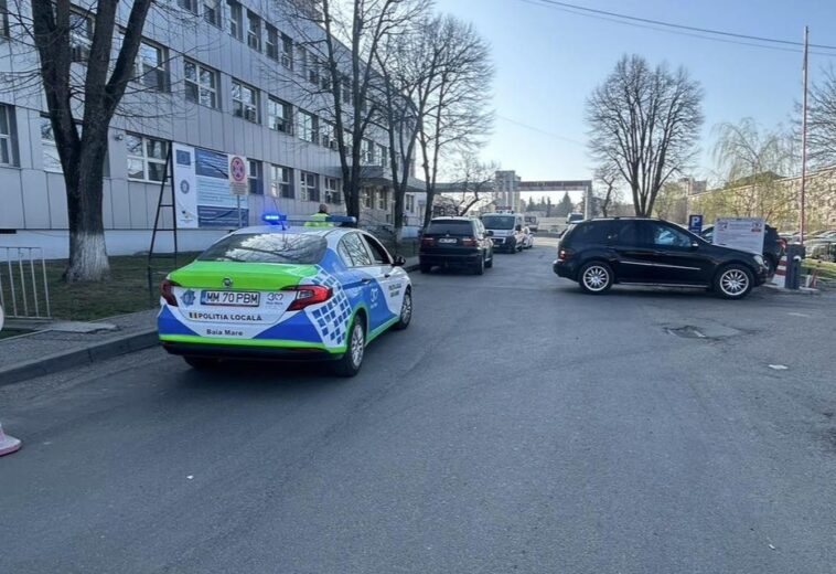 Mașini parcate în fața UPU Baia Mare blochează accesul ambulanțelor. Poliția Locală anunță sancțiuni