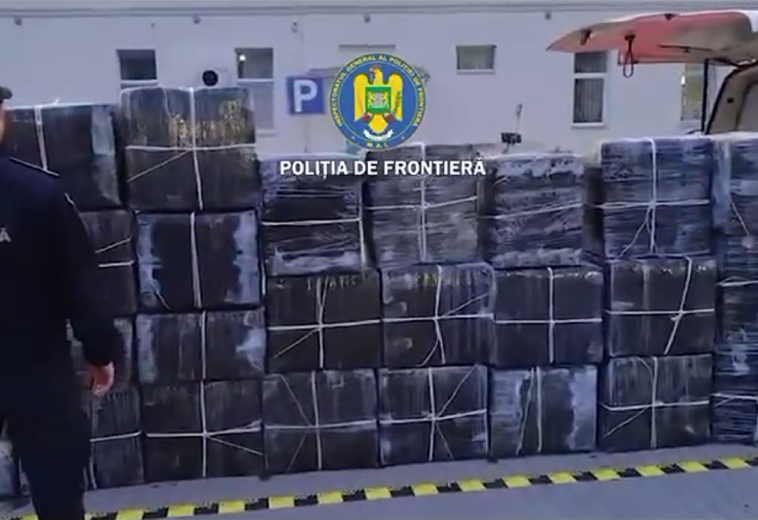 Urmărire în trafic și foc de avertisment la Sighet. Ce transporta un contrabandist cu microbuzul abandonat în pădure (video)