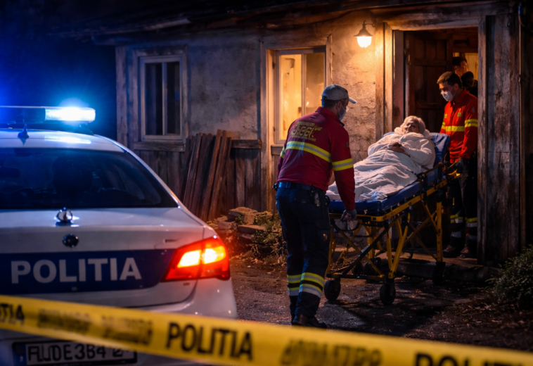 O femeie de 70 de ani, găsită cu arsuri în locuință. Poliția a deschis dosar penal