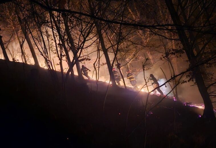 Elicopterele Black Hawk au reluat survolurile în Maramureș și Satu Mare, după incendiile care au afectat sute de hectare de teren