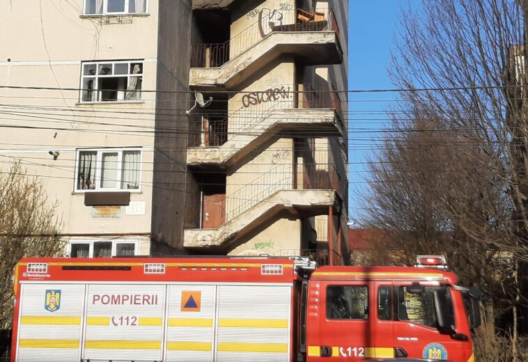 Incendiu la un bloc turn de pe bulevardul Republicii din Baia Mare. Pompierii au intervenit cu autoplatforma de salvare de la înălțime