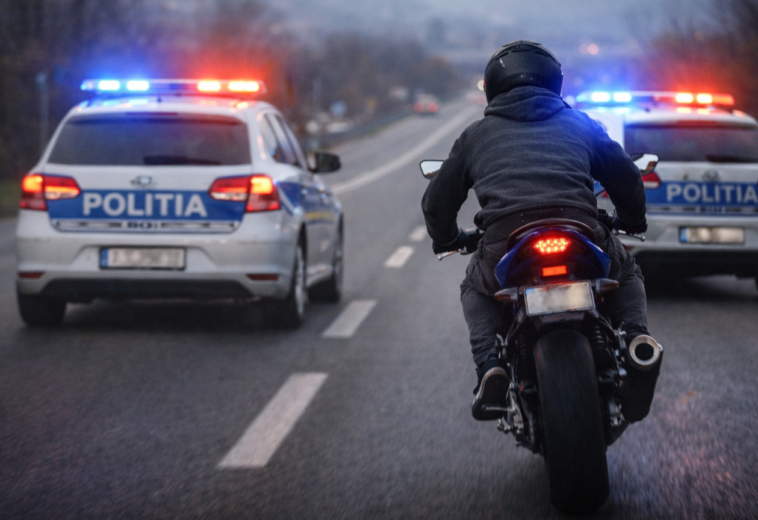 Urmărire pe DN 1C. Un motociclist de 18 ani a încercat să fugă de polițiști după ce nu a oprit la semnal
