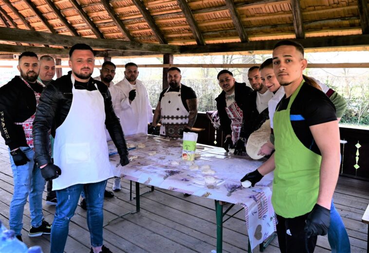 Deținuți din Penitenciarul Baia Mare au învățat să facă cocuți la muzeu