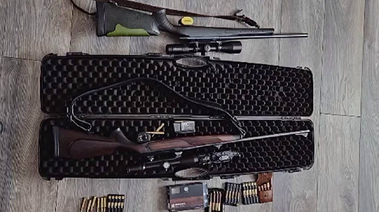 Percheziții în mai multe localități. Ce au găsit polițiștii maramureșeni într-un dosar de braconaj și infracțiuni la regimul armelor – VIDEO