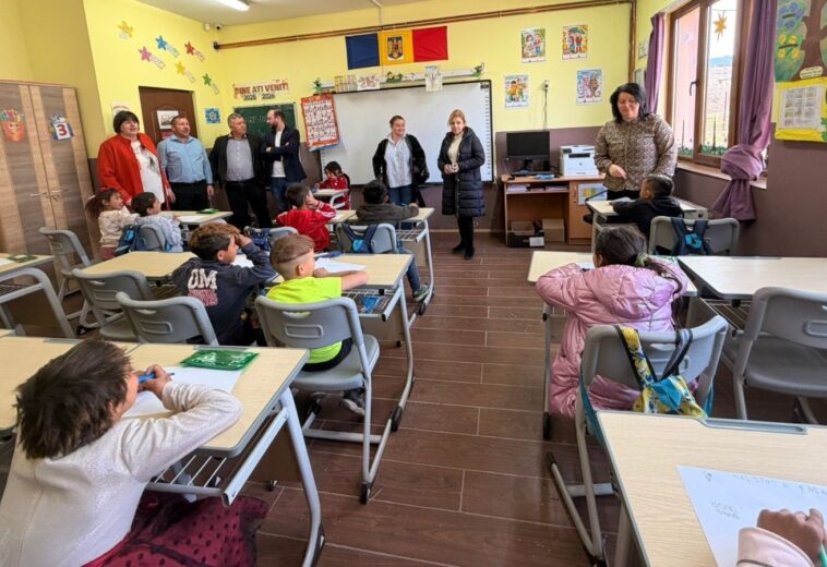 Două mame minore din Ponorâta, eleve în clasa a VIII a, încurajate să își continue studiile