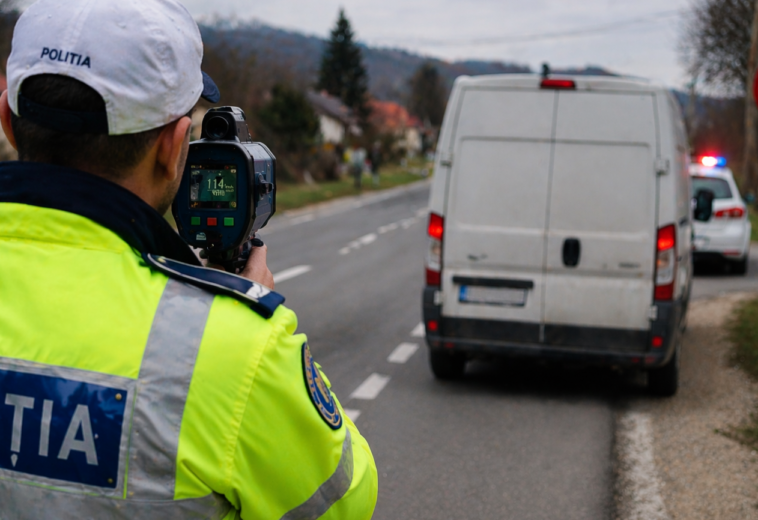 114 km/h în localitate și fără permis. Dosar penal deschis de polițiștii din Moisei