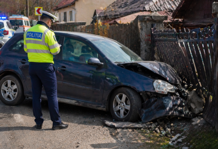 Șofer de 70 de ani, rănit după ce a intrat cu mașina în gard