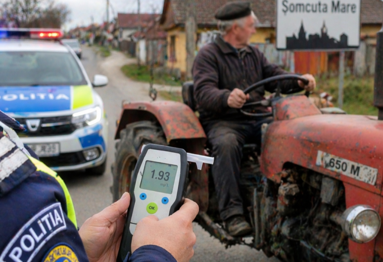 Cu o alcoolemie de aproape cinci ori peste pragul penal, a ieșit la plimbare prin Șomcuta Mare cu tractorul