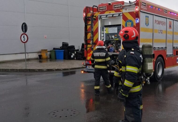 Explozie într-un spațiu comercial din Baia Mare. Sute de oameni evacuați, un angajat rănit