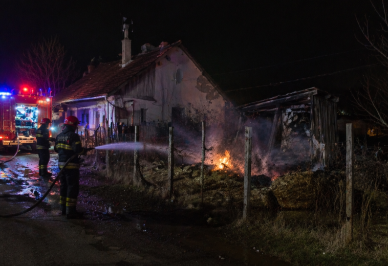 Incendiu de vegetație scăpat de sub control, la Ocna Șugatag. Flăcările au ajuns la o anexă