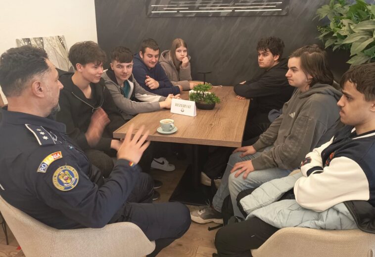 La limonadă cu polițiștii. Elevii unui liceu din Baia Mare au stat de vorbă cu oamenii legii
