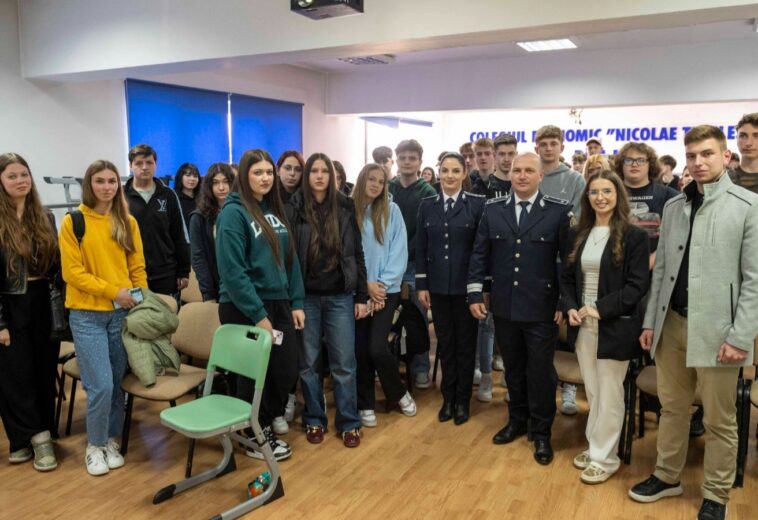 100 de elevi din Baia Mare puși în fața unei alegeri. Ce le-au arătat polițiștii la Colegiul Economic