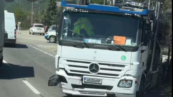 Viraj greșit, impact cu un camion de transport auto la Cicârlău. O șoferiță a ajuns la spital