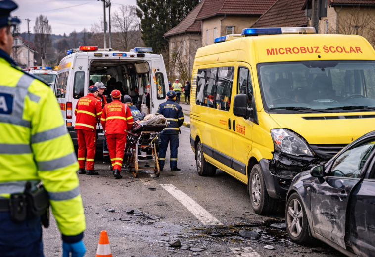Accident cu microbuz școlar, în Seini. Victimele au ajuns la spital