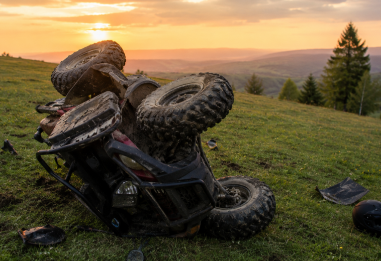 Trei oameni pe un ATV. Vehiculul s-a răsturnat pe o pășune din Valea Chioarului