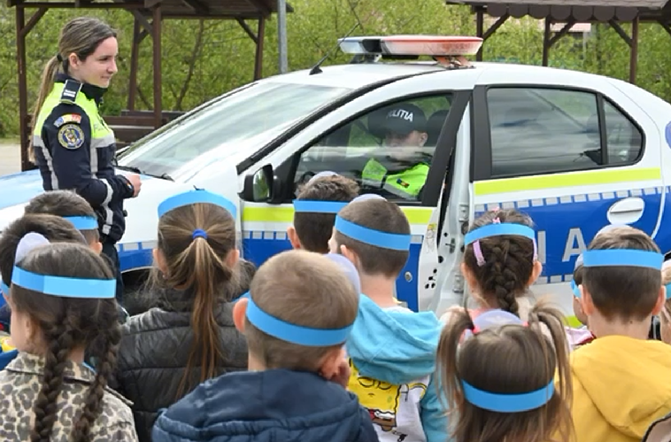 Strada nu e loc de joacă. Polițiștii au mers la copiii din Dragomirești și Lăpuș cu lecții de siguranță rutieră