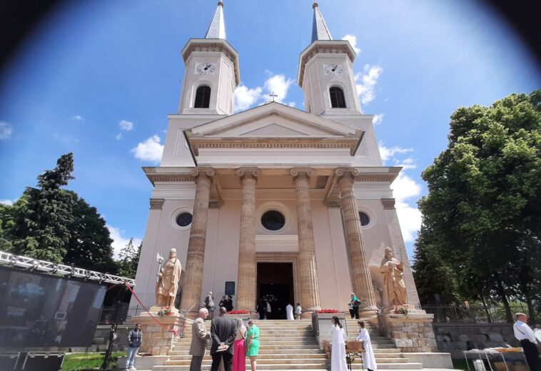 Biserica romano-catolică din Baia Sprie, reabilitată cu 2,7 milioane de euro. Lăcașul a fost binecuvântat de episcopul Schönberger Jenő