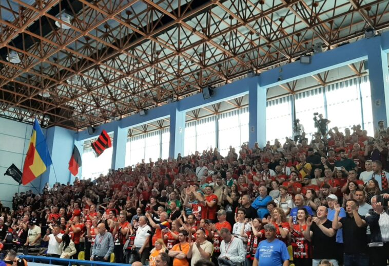 Unic în istoria competițiilor sportive din Baia Mare. Peste 1.000 de bistrițeni au făcut atmosferă de Liga Campionilor în „Lascăr Pană”