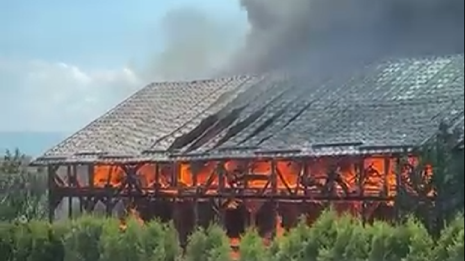 Incendiu puternic la Sarasău. Hală de dezmembrări auto, casă și mașini, cuprinse de flăcări