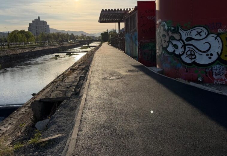 Pista de biciclete de pe malul Săsarului trece de punctul blocat. Ce mai lipsește până la deschidere