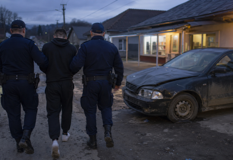 Un tânăr scandalagiu din Petrova, reținut după ce ar fi agresat doi bărbați