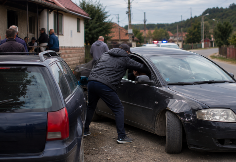 Tată de fată – Scandal cu amenințări și mașini avariate în fața unui local din Remetea Chioarului