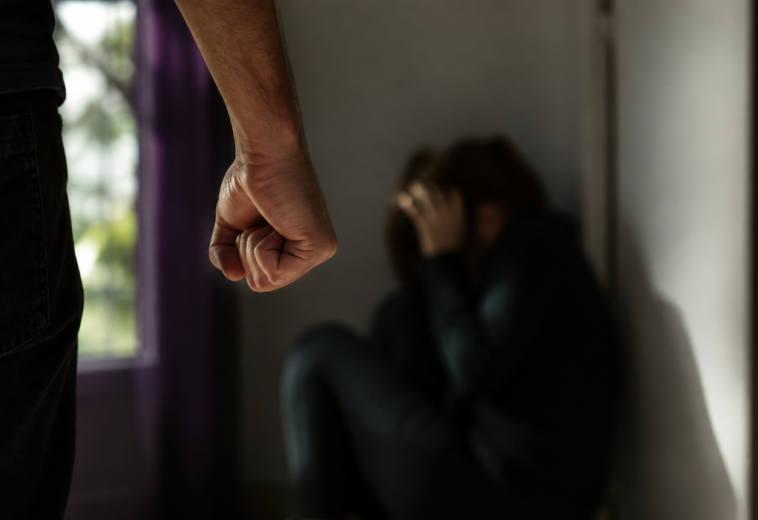 Agresată în mod repetat de soț, a sunat la 112. Ce măsură au luat polițiștii din Borșa