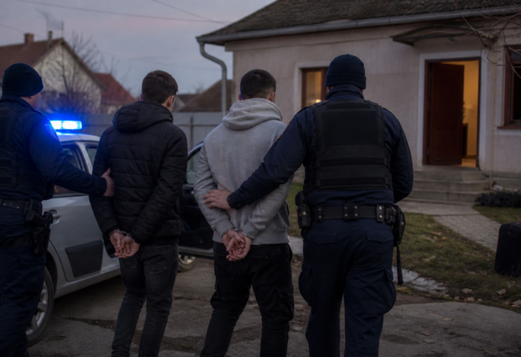 Doi tineri au fost reținuți ca presupuși autori ai unui furt de peste 130.000 lei