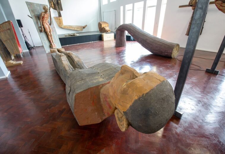 Lucrarea „PERSONAJ CU ARMURĂ INTERIOARĂ”, donată de sculptorul Mircea Roman Centrului Cultural START din Târgu Lăpuș