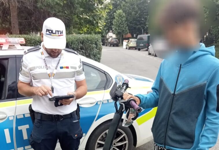 Cine e de vină? Accident pe pista de biciclete de pe Unirii. O femeie a ajuns la spital, lovită de o trotinetă electrică